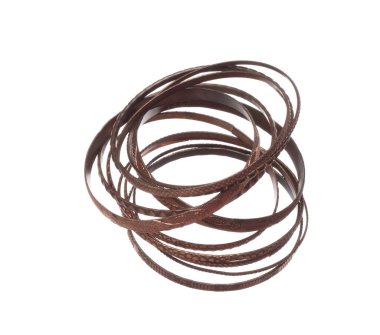 Güzel bir iş detayı olan Hindistan yapımı bakır bilezik çok değerlidir. Lüks Hintli bakır bilezik moda modası ve havada uçmak. Beyaz arkaplan izole 