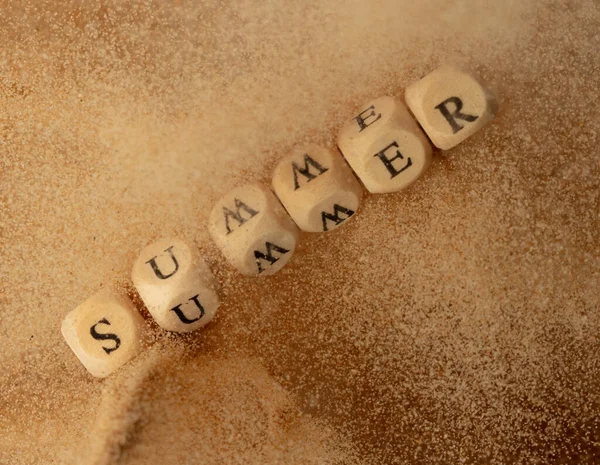 Alfabeto Letra Palavra Verão Brinquedo Talão Voando Sobre Explosão Areia — Fotografia de Stock