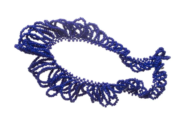 五彩缤纷的部落珠子风格的项链飘扬在空中 蓝色珠子项链作为时尚装饰品的宝石 时尚装饰项链增添了更多的风格 孤立的白色背景 — 图库照片
