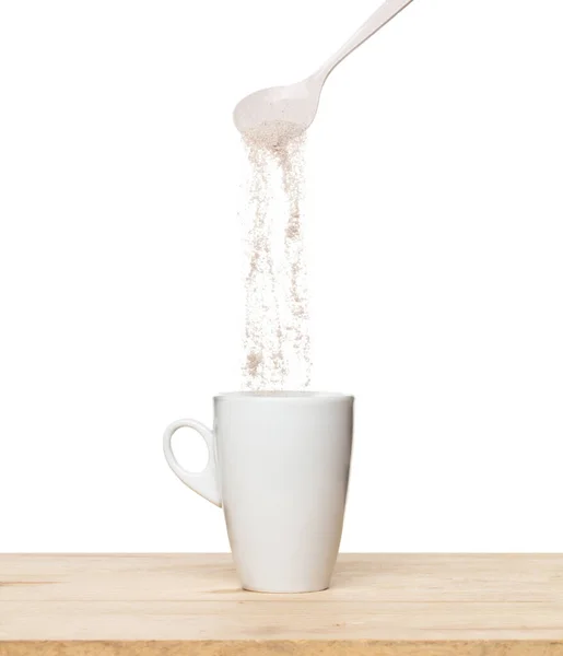 3で1インスタントコーヒー粉混合フライ秋にカップ 3で1インスタントコーヒー空気中で簡単にフロートのために 1インスタントコーヒーは空中に投げます 白地分離高速凍結運動 — ストック写真