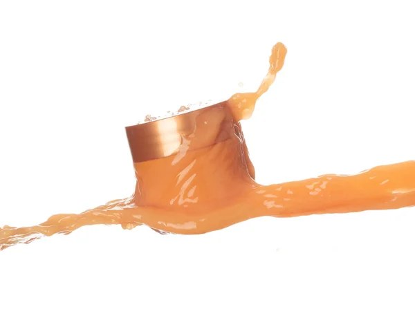 オレンジジュースモイスチャライザー化粧品ボトルの容器に注ぐ化粧水クリーム オレンジ塗料の美容液空気中の爆発なびかせ 爆発液滴のようなスプラッシュ流出 隔離された白い背景 — ストック写真