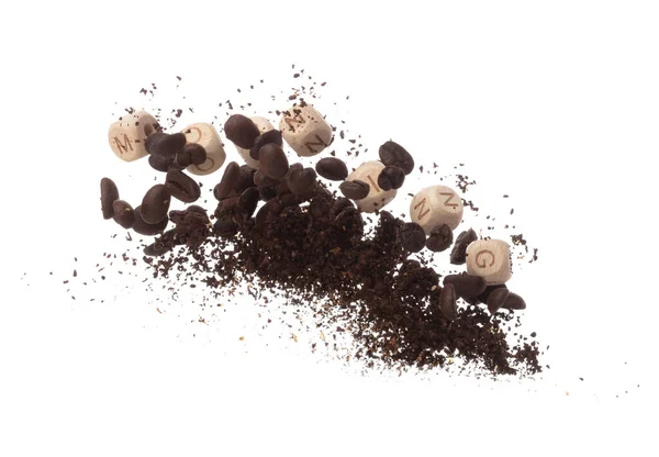 豊かな香りのローストコーヒー豆は アルファベットの文字ブロックおもちゃのビーズ Morning と一緒にダンスとして空気中を飛ぶ コーヒーシードパウダーの本質を体現しています 白地分離爆発 — ストック写真