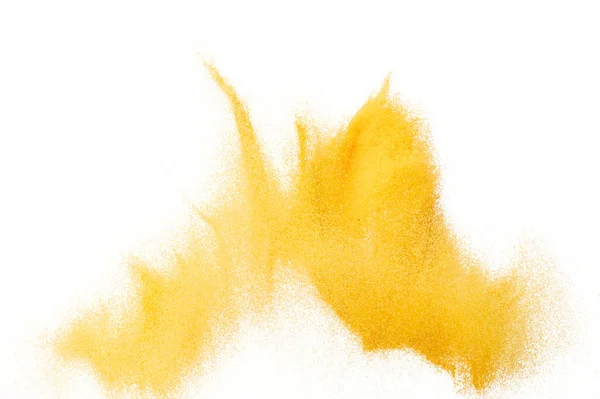 小さなサイズの黄色の砂の爆発飛んで 金のチーズの砂粒波爆発 抽象的な雲が飛ぶ 空気中で黄色の色の砂のスプラッシュ投げ 白の背景分離された高速シャッター — ストック写真