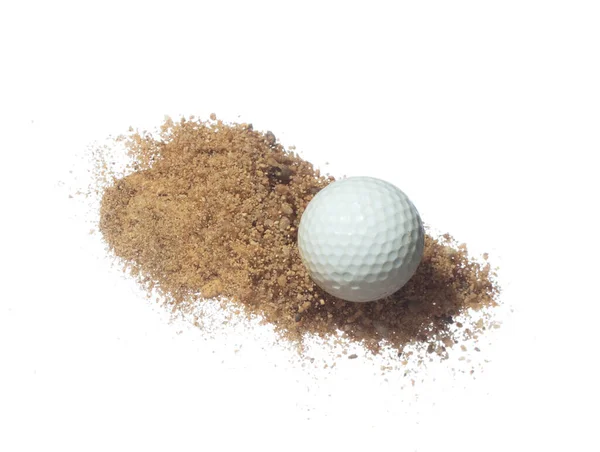 砂のバンカーからゴルフボールが爆発する ゴルファーは緑への砂の爆発にクラブでボールを打つ ゴルフクラブ砂のバンカー爆発でボールを打つ 白い背景隔離凍結運動 — ストック写真
