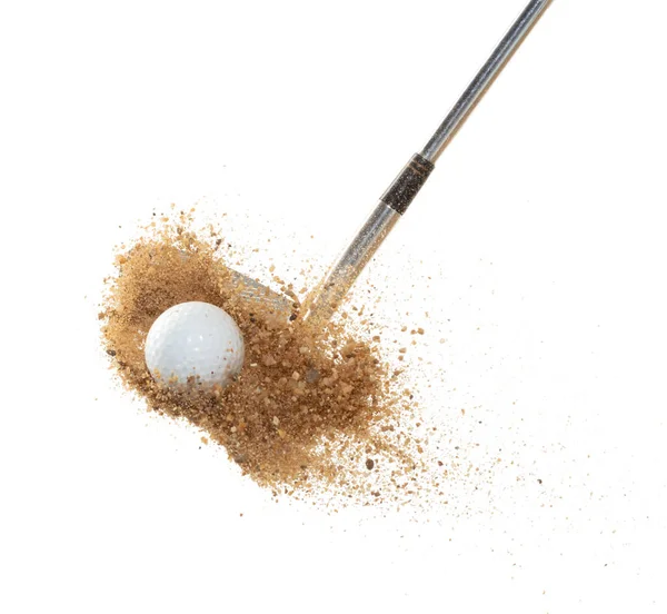 砂のバンカーからゴルフボールが爆発する ゴルファーは緑への砂の爆発にクラブでボールを打つ ゴルフクラブ砂のバンカー爆発でボールを打つ 白い背景隔離凍結運動 — ストック写真