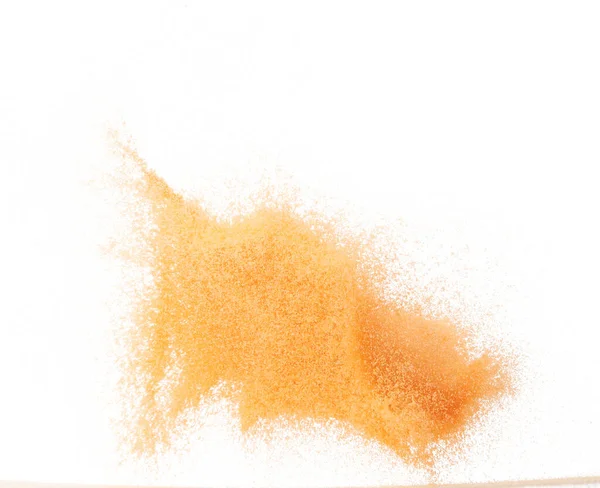 小さなサイズのオレンジ砂飛行爆発 果物の砂粒波爆発 抽象的な雲が飛ぶ オレンジ色の砂のスプラッシュ空気中で投げます 白の背景隔離された高速シャッター 凍結を投げる — ストック写真