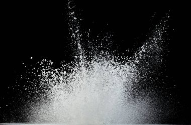 Tapyoka nişasta un sineği patlaması, beyaz pudra tapyoka nişastası havaya düştü. Baharat un tozu element malzemesidir. Göz farı aşkıydı. Siyah arkaplan izole seçili odak bulanıklığı