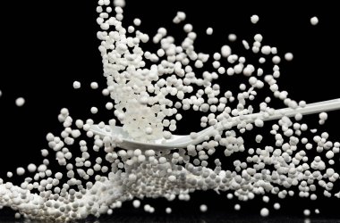 Ölçüm kabından düşen Sago tohumları, yüzen beyaz tahıl dalgaları, havaya sıçrayan soyut sinekler. Beyaz Sago tohumları maddi gıdadır. Siyah arkaplan seçici odak bulanıklığı