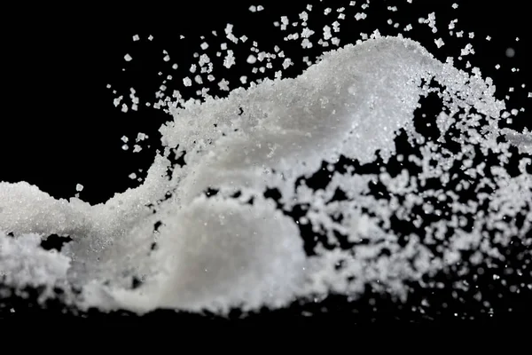 Saltpulver Faller Skål Vit Saltkristall Kock Abstrakt Moln Flyga Saltstänk — Stockfoto