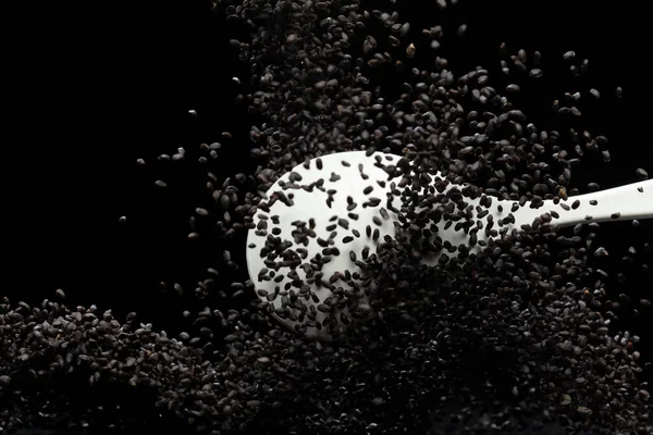 Zwarte Sesamzaad Vliegende Explosie Zwarte Korrelgolf Drijvend Abstracte Wolkenplons Lucht — Stockfoto