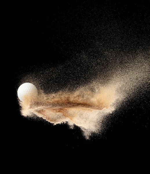 ゴルフボールは砂のバンカーから爆発します ゴルファーは真空中にボール砂爆発を起こした ゴルフクラブは砂のバンカー爆発でボールティーを打った 黒い背景によって隔離される凍結の動き — ストック写真