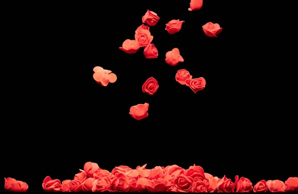红色的小玫瑰花爆炸了 许多花式泡沫玫瑰呈现爱情浪漫的婚礼情人 人造泡沫红玫瑰在空气中飘扬 白色背景孤立选择性焦点模糊 — 图库照片