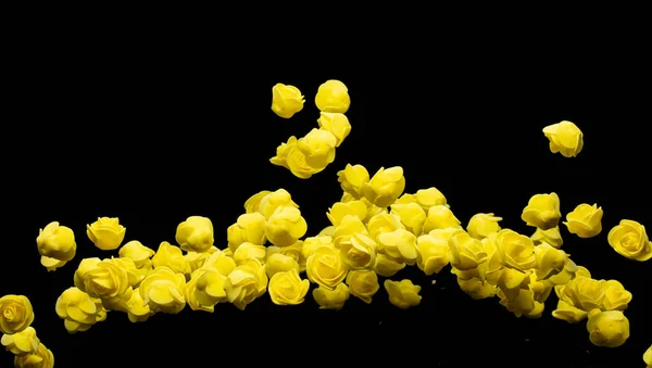 Gelbe Kleine Rosenblüten Explodieren Viele Styroporrosen Präsentieren Liebesromantik Kunstschaum Gelbe — Stockfoto
