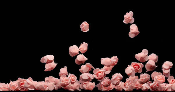 粉红色的小玫瑰花爆炸了 许多花式泡沫玫瑰呈现爱情浪漫的婚礼情人 人造泡沫粉红玫瑰在空气中飘扬 黑色背景孤立选择性焦点模糊 — 图库照片