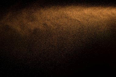 Milyonlarca yıldız tozu, yağan yağmurun, yağan karın, şiddetli kar fırtınasının fotoğrafı. Siyah arkaplandaki dondurucu çekim izole edildi. Altın ışık Sprey Sis dumanı yıldız parçacığı olarak