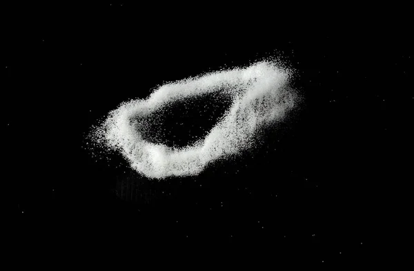 白い砂の飛行爆発 粒子ドット粒波爆発 抽象的な雲が飛ぶ 空気中に白い色の砂のスプラッシュ投げ 黒の背景孤立した 円の0番 — ストック写真