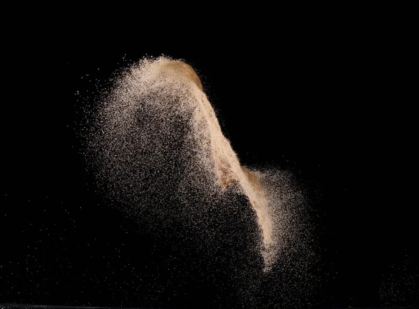 天然砂粒飞散爆炸 颗粒点状粒子波爆炸 抽象云雾飞行 棕色的沙子飞溅在空气中 黑色背景被隔离 — 图库照片