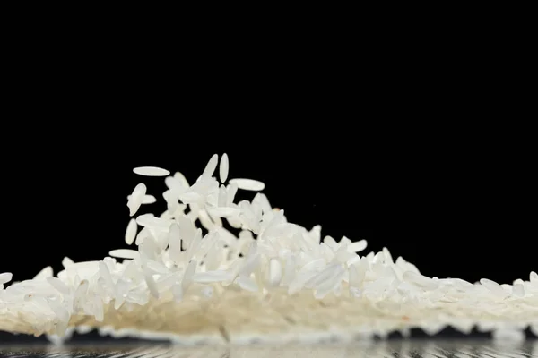 日本水稻飞爆炸 白粒飞落抽象飞 美丽而完整的茉莉花米飞溅在空气中 食物物体的设计 黑色背景孤立选择性焦点模糊 — 图库照片