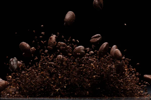Взрыв Кофейной Пудры Раздробленная Земля Льющийся Кофе Волна Запах Дыма — стоковое фото