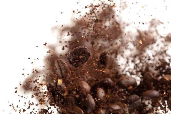 咖啡豆粉飞散 咖啡碎地面飘扬倾泻 波浪般的烟味 咖啡豆粉飞溅在半空中 孤立的选择性焦点模糊 — 图库照片