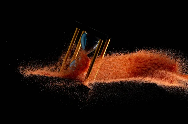 沙漏在半空中飘浮 生活就像沙漏周围的橙色沙子 增加了更多的时间 截止日期延长时间管理希望概念小时玻璃 黑色背景 阴影生命时钟经过 — 图库照片
