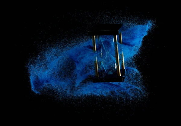 沙漏在半空中飘浮 生活就像沙漏周围的蓝色沙子 增加了更多有限的时间 截止日期延长时间管理希望概念小时玻璃 黑色背景阴影生命时钟经过 — 图库照片