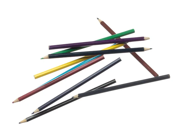 空中に浮かぶ様々な色のフライでペンシル 多くのグループの新しい長い色の鉛筆は教育学校の固定として落ちる 抽象的な鉛筆が爆発します 白地分離高速シャッター — ストック写真