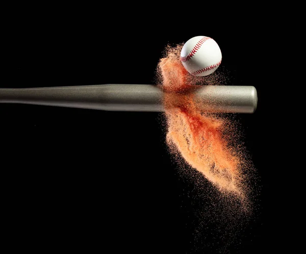 野球選手は銀のバットと砂の土が空中に爆発するボールを打った ダイナミックアクションの野球選手がボールの煙の尾に当たった 黒い背景によって隔離される凍結の行為 — ストック写真