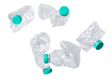 Plastik şişe havada uçar, evcil plastik şişe yeşil kapaklı patlar. Kullanılmış plastik şişeler içine hava atıyor. Beyaz arkaplan izole edilmiş yüksek hız deklanşörü