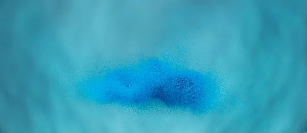 小さな微サイズ砂飛行爆発 青い海の波爆発 抽象的な雲が飛ぶ ターコイズ色の砂のスプラッシュ空気を投げる 水中壁紙の背景高速シャッター 凍結停止運動 — ストック写真