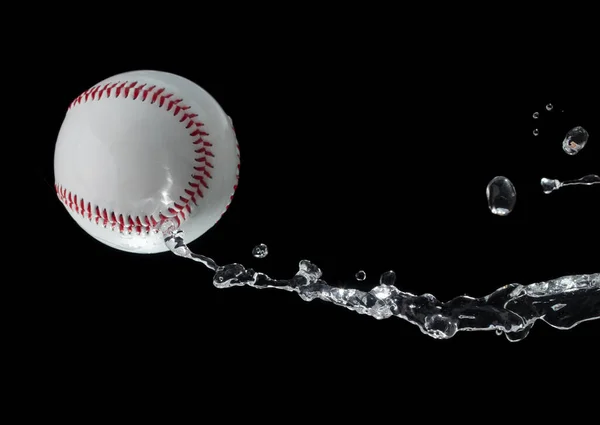 野球ボールは水に当たり 空中に飛び散った 野球のボールは雨の中を飛び スプラッターは枯渇した水に飛びつきます 黒い背景によって隔離される凍結の行為 — ストック写真
