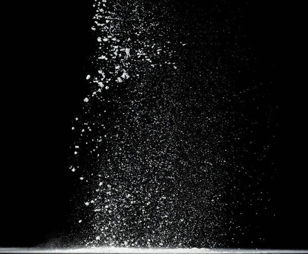 Tapyoka nişasta un sineği patlaması, beyaz pudra tapyoka nişastası havaya düştü. Baharat un tozu element malzemesidir. Göz farı aşkıydı. Siyah arkaplan izole seçili odak bulanıklığı