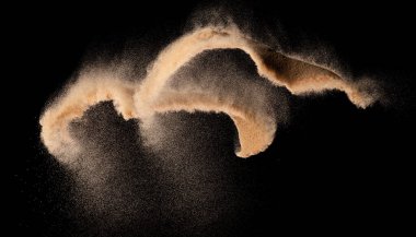 Küçük ölçekli kum patlaması, altın tahıl dalgası patlaması. Soyut bulut sineği. Sarı renkli kum, havaya silis sıçratıyor. Siyah Element arka planı izole edilmiş yüksek hızlı fırlatma dondurucu atış