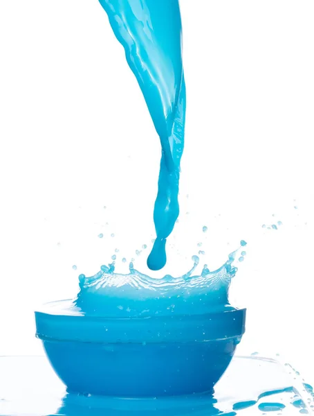 Голубой Краской Разливают Воду Чашке Синий Жидкий Увлажняющий Лосьон Косметический — стоковое фото