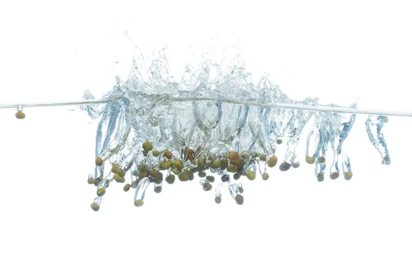 Green Beans Valt Het Water Creëert Luchtbellen Het Oppervlak Groene — Stockfoto