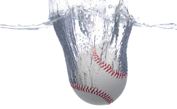 野球ボールは水に落ち 表面に気泡を作り出します 野球のボールドロップは 水をクリアし バブルに深く衝突しました 白い背景によって隔離される凍結の動き — ストック写真