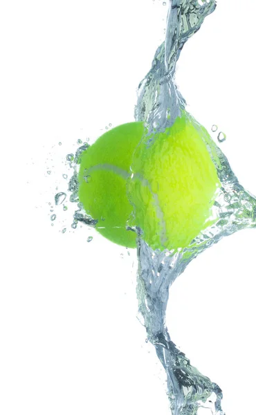Теннисный Мяч Падает Воду Создает Воздушные Пузыри Поверхности Теннисный Зеленый — стоковое фото