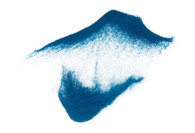 Mavi Kum Uçan Patlaması, Okyanus kum tanecikleri patlaması. Soyut bulut sineği, renkli su sıçratma havası. Beyaz arka plan izole edilmiş yüksek hız deklanşörü, dondurucu atış