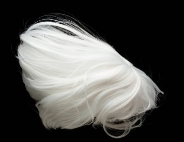 Kısa düz peruk tarzı sineklerin düşüşü patlaması. Beyaz kadın peruk dalgası saçı havada süzülüyor. Beyaz kıvırcık peruklu rüzgar bulutu fırlatıyor. Siyah arkaplan yüksek hız dondurma hareketini izole etti