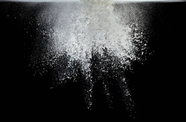 Tapyoka nişasta un sineği patlaması, beyaz pudra tapyoka nişastası havaya düştü. Baharat un tozu element malzemesidir. Göz farı aşkıydı. Siyah arkaplan izole seçili odak bulanıklığı