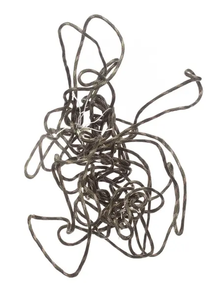 缠绕着复杂的攀爬绳在空中飞舞 运动山地业余爱好用坚固的安全爬绳 需要用安全装置锁住攀登者绳的重量 孤立的白色背景 — 图库照片