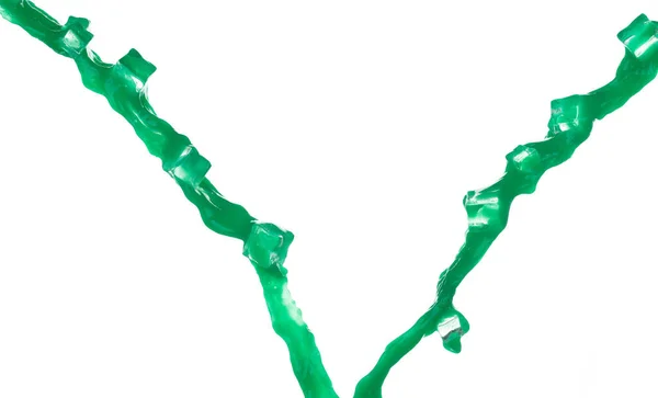 绿色油漆液体在半空中飞扬 冰块冷却 苹果汁散落 爆裂呈液滴状漂浮 白色背景隔离图像系列二 — 图库照片
