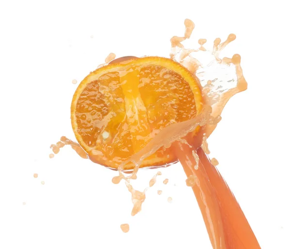 形状のラインに注ぐオレンジジュース オレンジジジューシーなヒットフルフルーツ 空気中の爆発 液体の水スプラッシュは爆発の滴のようにこぼれます 白い背景 隔離されたシリーズ イメージ — ストック写真