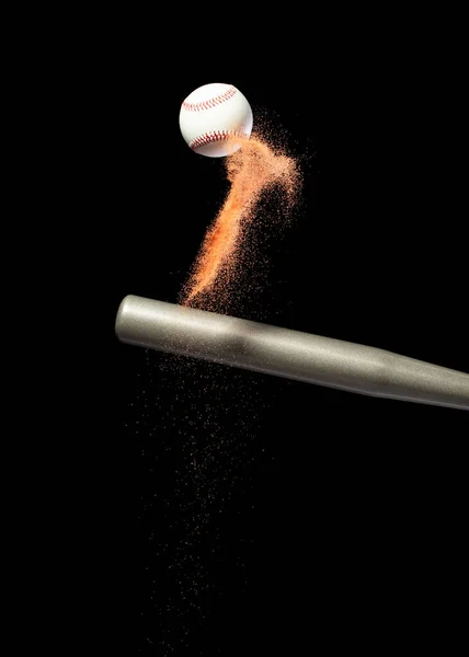 野球選手は銀のバットと砂の土が空中に爆発するボールを打った ダイナミックアクションの野球選手がボールの煙の尾に当たった 黒い背景 隔離されたシリーズ — ストック写真