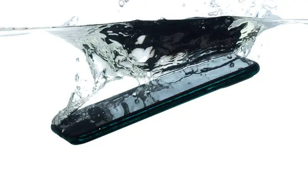 智能手机事故与气泡一起掉进了清澈的水中 智能手机手机不小心掉进了清澈的淡水 大海和受保护的Ip中 孤立的白色背景 — 图库照片