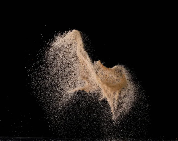 天然砂粒飞散爆炸 颗粒点状粒子波爆炸 抽象云雾飞行 棕色的沙子飞溅在空气中 黑色背景被隔离 — 图库照片