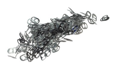 Kapaklar havada uçabilir, alüminyum kapsül düşebilir, çöp tenekesi kapağı patlamasından geri dönüşüm yapılabilir. Beyaz arkaplan izole edilmiş yüksek hız deklanşörü