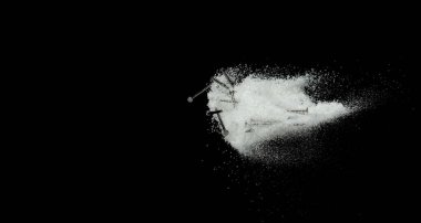 Yolda çivi çivisi çıktı. Karda gizlenmiş ve göremeyen sivri tırnak camlı tehlikeli şey. Kar, kaza riski ile düşerken çöp enkazını kapatır. Siyah arkaplan izole.