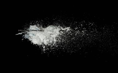 Çivi çivisi, yolda kar altında keskin bir nesne. Karda gizlenmiş keskin çivi camı tehlikeli bir obje. Kar, kaza riski ile düşerken çöp enkazını kapatır. Siyah arkaplan izole