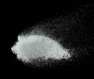 Düşen karların fotoğrafı, büyük, büyük, büyük kar yağışları. Siyah arkaplandaki dondurucu çekim izole edildi. Yumuşak beyaz kar taneleri bulutları havada uçuşuyor. Gerçek Kar Fırlatma